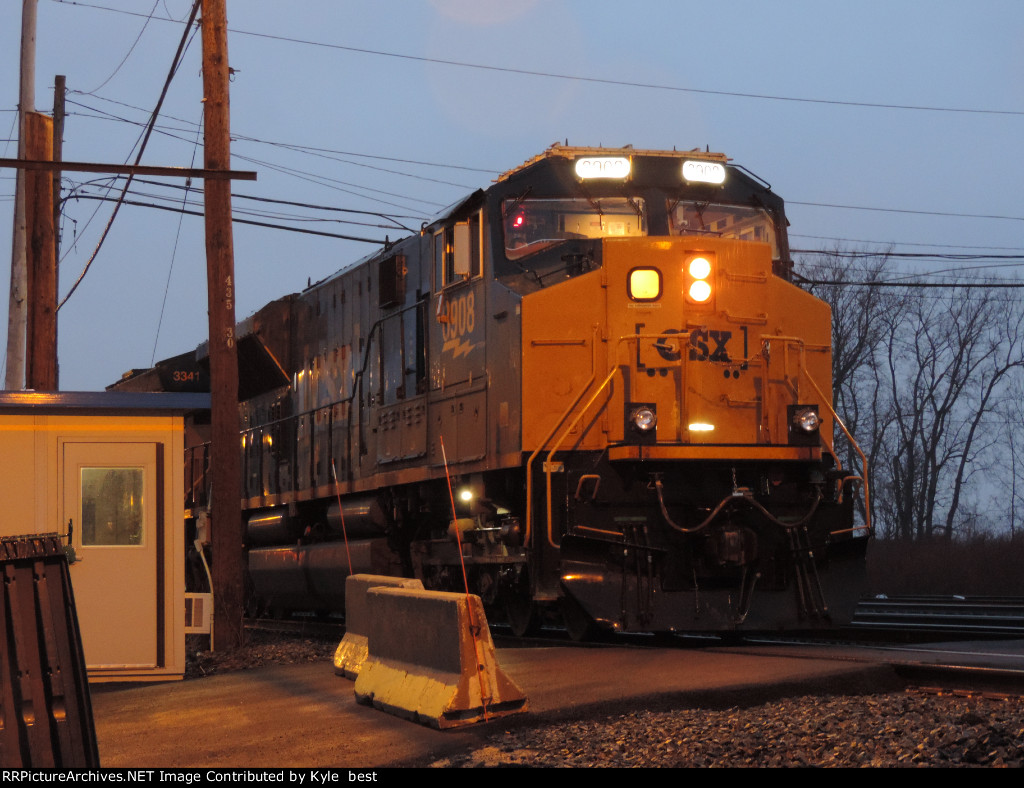 CSX 8908 on I008